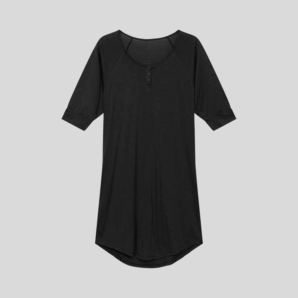 Knee long nightgown in black. Three chest buttons and 2/3 sleeves. Organic pima cotton.