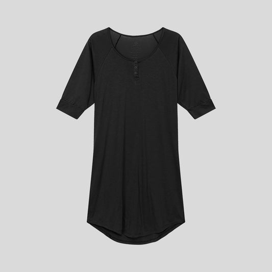 Knee long nightgown in black. Three chest buttons and 2/3 sleeves. Organic pima cotton.