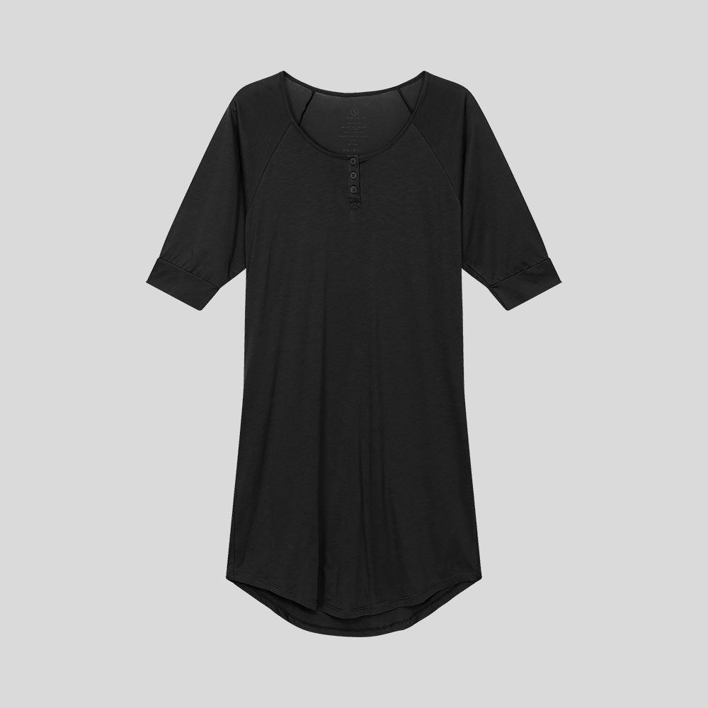 Knee long nightgown in black. Three chest buttons and 2/3 sleeves. Organic pima cotton. 